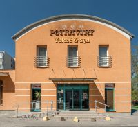 I PREDAJ – FUNGUJÚCA PEKÁREŇ A POTRAVINY V TRNAVE - Oranžová fasáda potravín na Koniarekovej ulici vo výrobnej oblasti Trnavy.