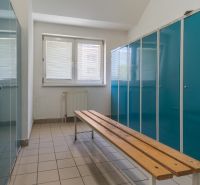 I PREDAJ – FUNGUJÚCA PEKÁREŇ A POTRAVINY V TRNAVE - Kovové skrinky a lavica na dlaždicovej podlahe vo výrobných priestoroch.