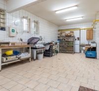 I PREDAJ – FUNGUJÚCA PEKÁREŇ A POTRAVINY V TRNAVE - Dlažba, priemyselný priestor s regálmi a nástrojmi, Výrobné priestory.
