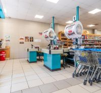 I PREDAJ – FUNGUJÚCA PEKÁREŇ A POTRAVINY V TRNAVE - Supermarket s pokladničným pultom a nákupnými vozíkmi, vhodné pre výrobné priestory.
