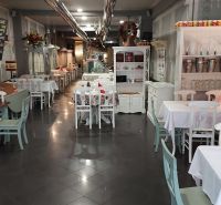 ZNÍŽENÁ CENA! I Predaj komerčného priestoru na ul. Obchodna - Interiér obchodných priestorov s bielym nábytkom, elegantnými stolmi a stoličkami.
