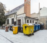 ZNÍŽENÁ CENA! I Predaj komerčného priestoru na ul. Obchodna - Pohľad na zasnežené nádvorie s kontajnermi a staršou budovou v Bratislave - Starom Meste.