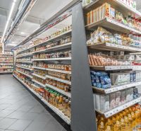 ZNÍŽENÁ CENA! I Predaj komerčného priestoru na ul. Obchodna - Regály s potravinami v obchodných priestoroch, rôzne produkty a dochucovadlá na pultoch.