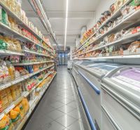 ZNÍŽENÁ CENA! I Predaj komerčného priestoru na ul. Obchodna - Regály plné potravín v obchodných priestoroch supermarketu, kde sú prezerať chladiace boxy.