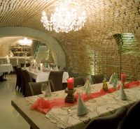 ZNÍŽENÁ CENA! I Predaj komerčného priestoru na ul. Obchodna - Obchodné priestory s tehlovými klenbami, elegantným stolovaním a lustrom.