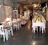 ZNÍŽENÁ CENA! I Predaj komerčného priestoru na ul. Obchodna - Interiér obchodných priestorov so stolmi, stoličkami a čašníkom v elegantnej reštaurácii.