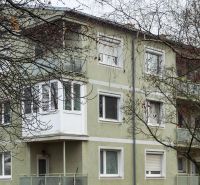 I Na predaj 2-i byt s terasou v Auersthal (Rakúsko) - Bytový dom na ulici Kirchssen v Auersthal zahalený holými konármi stromov.