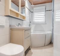 I Na predaj 2-i byt s terasou v Auersthal (Rakúsko) - Kúpeľňa s vaňou, umývadlom, toaletou a oknom v 2-izbovom byte so svetlými obkladmi.