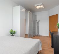 I Predaj priestranného 3-i bytu pri Klientskom centre - Spálňa v 3-izbovom byte s posteľou, skriňou a podlahou s dreveným dekorom.