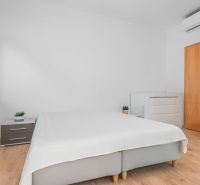 I Predaj priestranného 3-i bytu pri Klientskom centre - Spálňa v 3-izbovom byte s posteľou, skriňou a podlahou s dreveným dekorom.