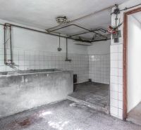 REZERVOVANE  I Na predaj dvojposchodový 5i rodinný dom pri Žiline - Suterén rodinného domu s šedým umývadlom, bielymi obkladačkami a betónovou podlahou.