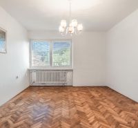 REZERVOVANE  I Na predaj dvojposchodový 5i rodinný dom pri Žiline - Prázdna izba v rodinnom dome s podlahou s dreveným dekorom a lustrom.