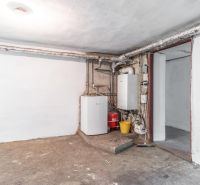 REZERVOVANE  I Na predaj dvojposchodový 5i rodinný dom pri Žiline - Technická miestnosť v rodinnom dome s kotlom a potrubiami na betonovej podlahe.
