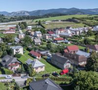 REZERVOVANE  I Na predaj dvojposchodový 5i rodinný dom pri Žiline - Letecký pohľad na rodinné domy v Lietavskej Lúčke na M. Chmeliara, obklopené zeleňou a horami.
