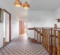 REZERVOVANE  I Na predaj dvojposchodový 5i rodinný dom pri Žiline - Chodba v rodinnom dome s keramickou dlažbou, dreveným zábradlím a obrazom na stene.