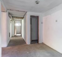 REZERVOVANE  I Na predaj dvojposchodový 5i rodinný dom pri Žiline - Chodba v rodinnom dome s dverami a trubkami pod stropom.