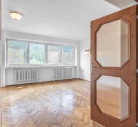 REZERVOVANE  I Na predaj dvojposchodový 5i rodinný dom pri Žiline - Interiér rodinného domu s podlahou s dreveným dekorom a veľkými oknami.