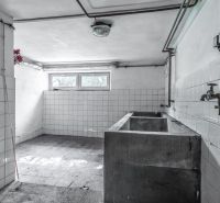 REZERVOVANE  I Na predaj dvojposchodový 5i rodinný dom pri Žiline - Prázdna miestnosť s obkladačkami a umývadlom v rodinnom dome.