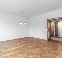 REZERVOVANE  I Na predaj dvojposchodový 5i rodinný dom pri Žiline - Interiér rodinného domu s podlahou s dreveným dekorom a závesným osvetlením.