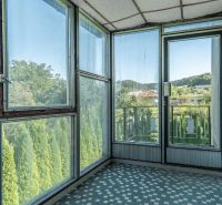 REZERVOVANE  I Na predaj dvojposchodový 5i rodinný dom pri Žiline - Presklený balkón rodinného domu s výhľadom na zeleň v Lietavskej Lúčke na ulici M. Chmeliara.