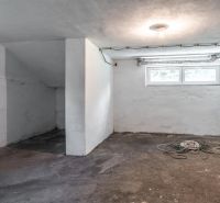 REZERVOVANE  I Na predaj dvojposchodový 5i rodinný dom pri Žiline - Nezariadená pivnica v rodinnom dome so surovou podlahou a jednoduchým osvetlením.