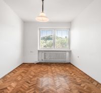 REZERVOVANE  I Na predaj dvojposchodový 5i rodinný dom pri Žiline - Izba v rodinnom dome s jednoduchým osvetlením a podlahou s dreveným dekorom.