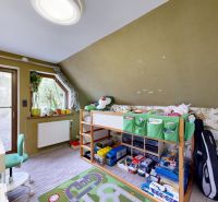 Rodinný dom 240 m², 3 bytové jednotky, veľký pozemok, Lamač - Detská izba v rodinnom dome s poschodovou posteľou a hračkami, farebné steny.