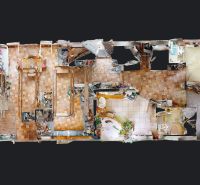 Rodinný dom 240 m², 3 bytové jednotky, veľký pozemok, Lamač - Pôdorys rodinného domu ukazuje rôzne miestnosti s podlahou s dreveným dekorom.