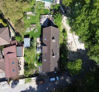 Rodinný dom 240 m², 3 bytové jednotky, veľký pozemok, Lamač - Letecký pohľad na rodinné domy na Zelenohorskej ulici v Bratislave - Lamači.