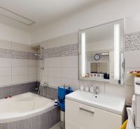 Rodinný dom 240 m², 3 bytové jednotky, veľký pozemok, Lamač - Kúpeľňa s vaňou a umývadlom, zdobená keramickými obkladmi v rodinnom dome.