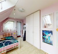 Rodinný dom 240 m², 3 bytové jednotky, veľký pozemok, Lamač - Detská izba v rodinnom dome s dekoráciami a posteľou s farebnými obliečkami.