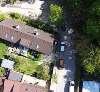 Rodinný dom 240 m², 3 bytové jednotky, veľký pozemok, Lamač - Letecký pohľad na rodinný dom a záhrady so zeleňou na Zelenohorskej ulici, Bratislava - Lamač.