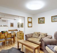 Rodinný dom 240 m², 3 bytové jednotky, veľký pozemok, Lamač - Interiér rodinného domu s nábytkom z masívneho dreva a podlahou s dreveným dekorom.