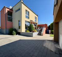 Luxusný RD - upravený pozemok - obľúbená lokalita - Rodinný dom v Partizánskom so záhradou, terasou a garážou na spevnenom dvore.