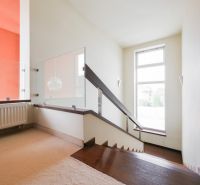 Luxusný RD - upravený pozemok - obľúbená lokalita - Schodisko s moderným zábradlím a kobercom v rodinnom dome, slnečná miestnosť.