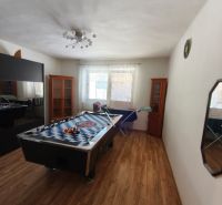 Veľký dom s veľkou garážou v Mankovciach  - Rodinný dom s biliardovým stolom, podlahou s dreveným dekorom a presvetlenou miestnosťou.