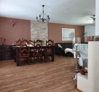 Veľký dom s veľkou garážou v Mankovciach  - Jedáleň v rodinnom dome s podlahou s dreveným dekorom a masívnym nábytkom.