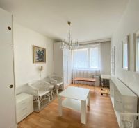 4- izbový byt s halou a lodžiou. - Izba so svetlým nábytkom a podlahou s dreveným dekorom, 4-izbový byt.