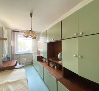 4- izbový byt s halou a lodžiou. - Študentská izba s masívnou skriňou a písacím stolom v 4-izbovom byte.