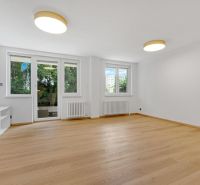,Prenájom moderný 3 izb. byt, Sološnícka ul,124 m2, Karlova Ves - Obývacia izba s podlahou s dreveným dekorom v rodinnom dome, presvetlená izbovými oknami.