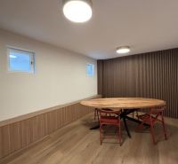 ,Prenájom moderný 3 izb. byt, Sološnícka ul,124 m2, Karlova Ves - Jedáleň v 3-izbovom byte s podlahou s dreveným dekorom a kruhovým stolom.