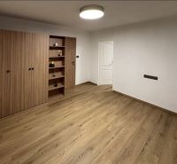 ,Prenájom moderný 3 izb. byt, Sološnícka ul,124 m2, Karlova Ves - Izba v 3-izbovom byte s podlahou s dreveným dekorom a vstavanými skriňami.