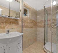 ,Prenájom moderný 3 izb. byt, Sološnícka ul,124 m2, Karlova Ves - Kúpeľňa v rodinnom dome s vaňou a umývadlom, obložená svetlými dlaždicami.