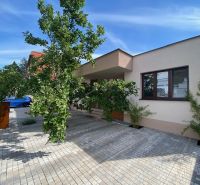 ,Prenájom moderný 3 izb. byt, Sološnícka ul,124 m2, Karlova Ves - Rodinný dom v Bratislave - Karlovej Vsi na Sološnickej ulici obklopujú stromy a dláždený chodník.