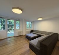 ,Prenájom moderný 3 izb. byt, Sološnícka ul,124 m2, Karlova Ves - Obývacia izba v 3-izbovom byte s rohovou sedačkou a výhľadom do záhrady.