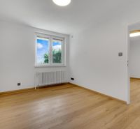 ,Prenájom moderný 3 izb. byt, Sološnícka ul,124 m2, Karlova Ves - Prázdna izba s podlahou s dreveným dekorom v rodinnom dome, biele steny a okno.