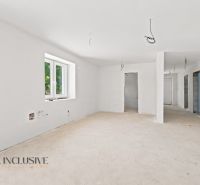 MODERNÁ NOVOSTAVBA | NITRA | MLYNÁRCE | POĽNÁ - Priestranná miestnosť s výhľadom v rodinnom dome, biele steny, betónová podlaha.
