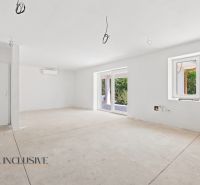 MODERNÁ NOVOSTAVBA | NITRA | MLYNÁRCE | POĽNÁ - Priestorná izba v rodinnom dome s veľkými oknami a pripraveným osvetlením.