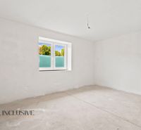 MODERNÁ NOVOSTAVBA | NITRA | MLYNÁRCE | POĽNÁ - Prázdna izba v rodinnom dome bez podlahovej krytiny a s bielymi stenami.
