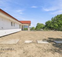 MODERNÁ NOVOSTAVBA | NITRA | MLYNÁRCE | POĽNÁ - Rodinný dom na Poľnej ulici v Nitre má neudržiavaný dvor a červenú strechu.